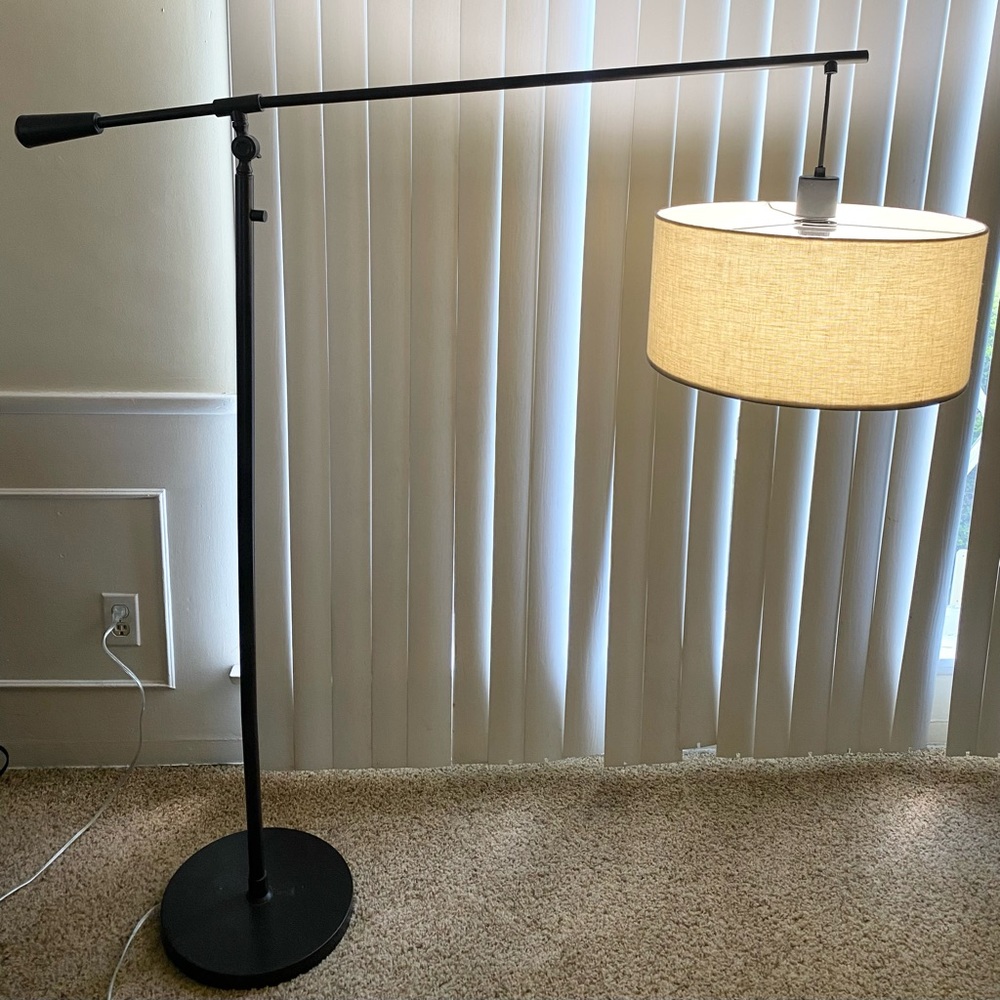 **FLOOR LAMP (ADJUSTABLE)LIKE NEW!**